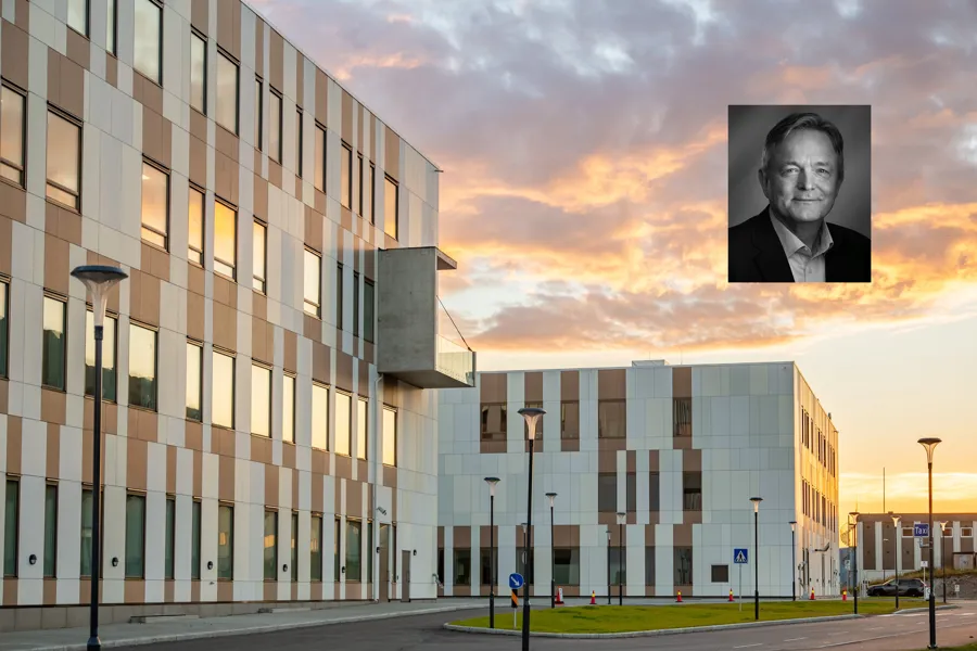 En bygning med et stort bilde på siden