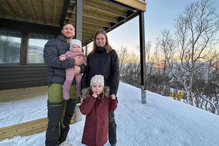 Bilde av familien foran boligen sin.