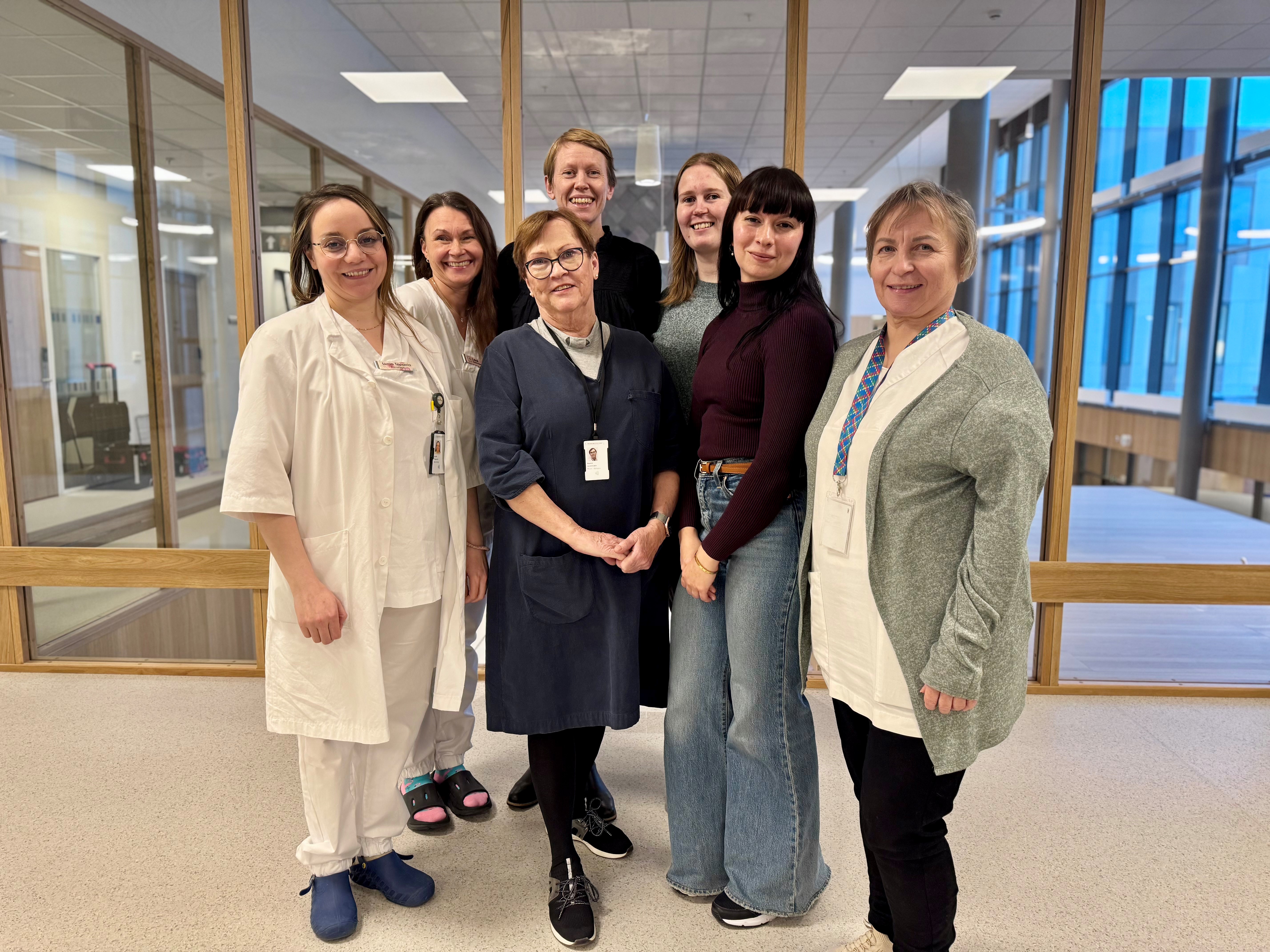 En gruppe kvinner som poserer for et bilde