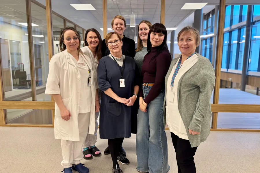 En gruppe kvinner som poserer for et bilde