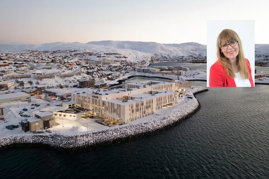 Dronefoto av nye Hammerfest sykehus, med klinikksjefen innfelt i bildet.