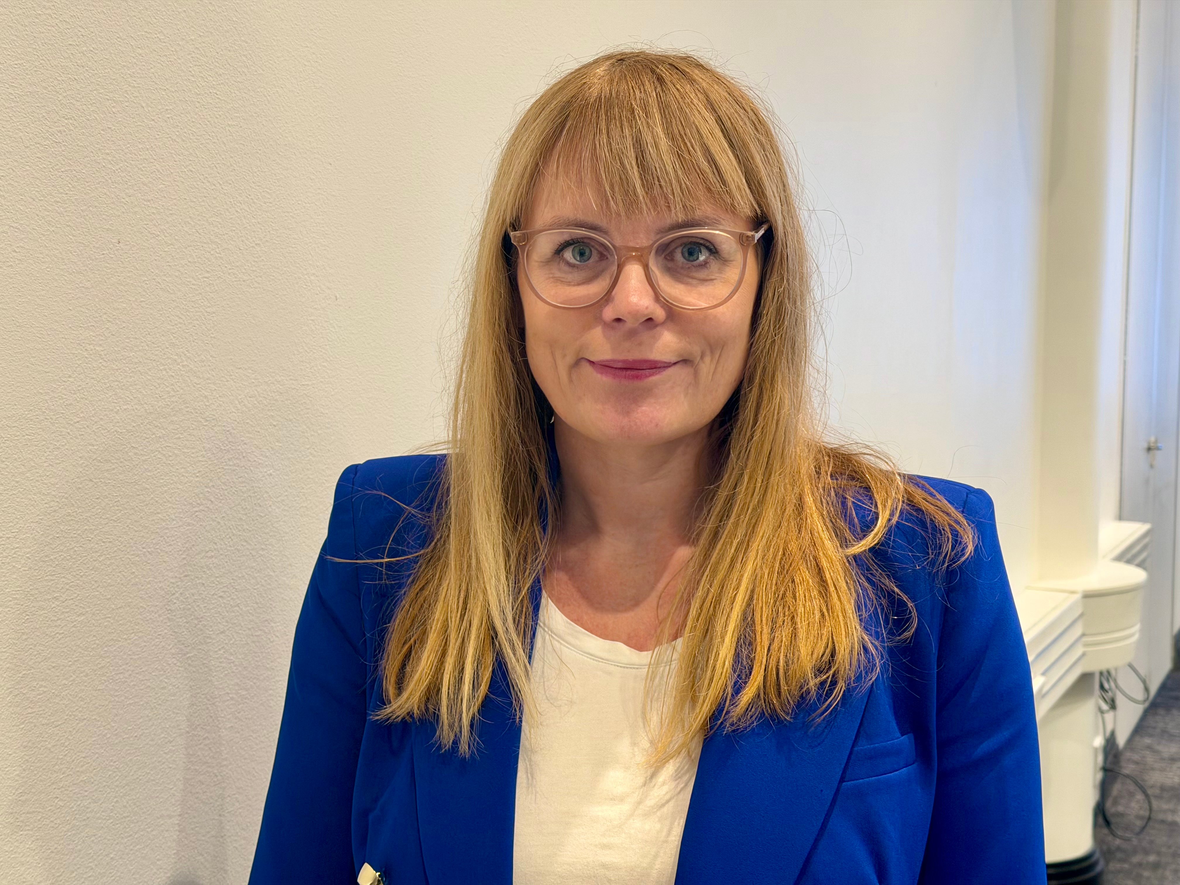 En kvinne med briller