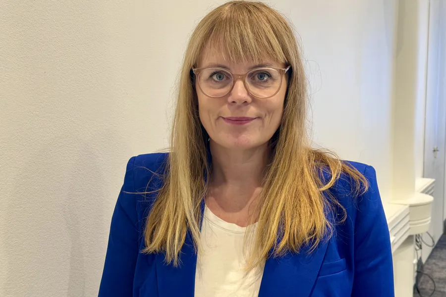 En kvinne med briller