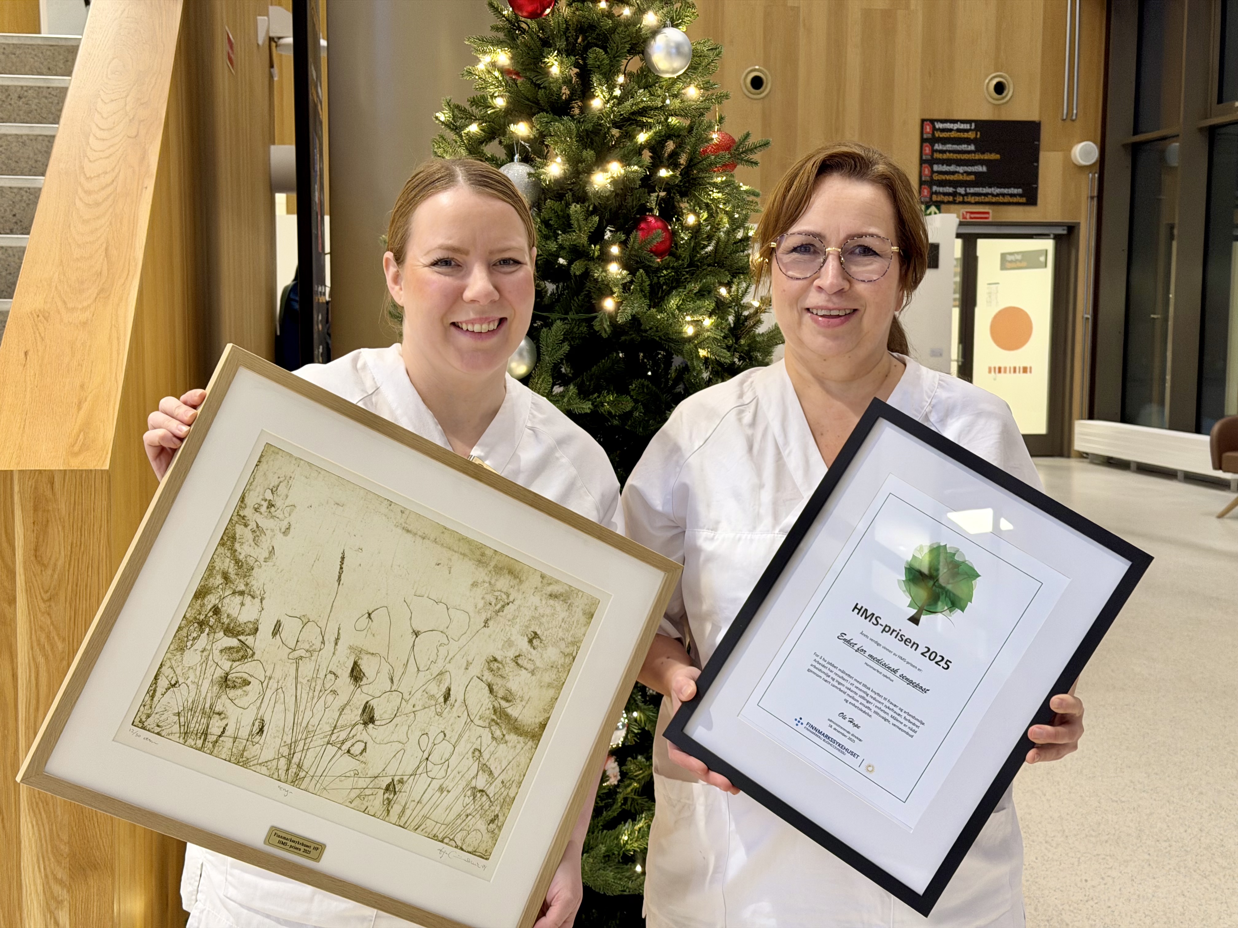 Bilde av Pia Brigitte og Johanna, som mottar prisen på vegne av enheten sin.