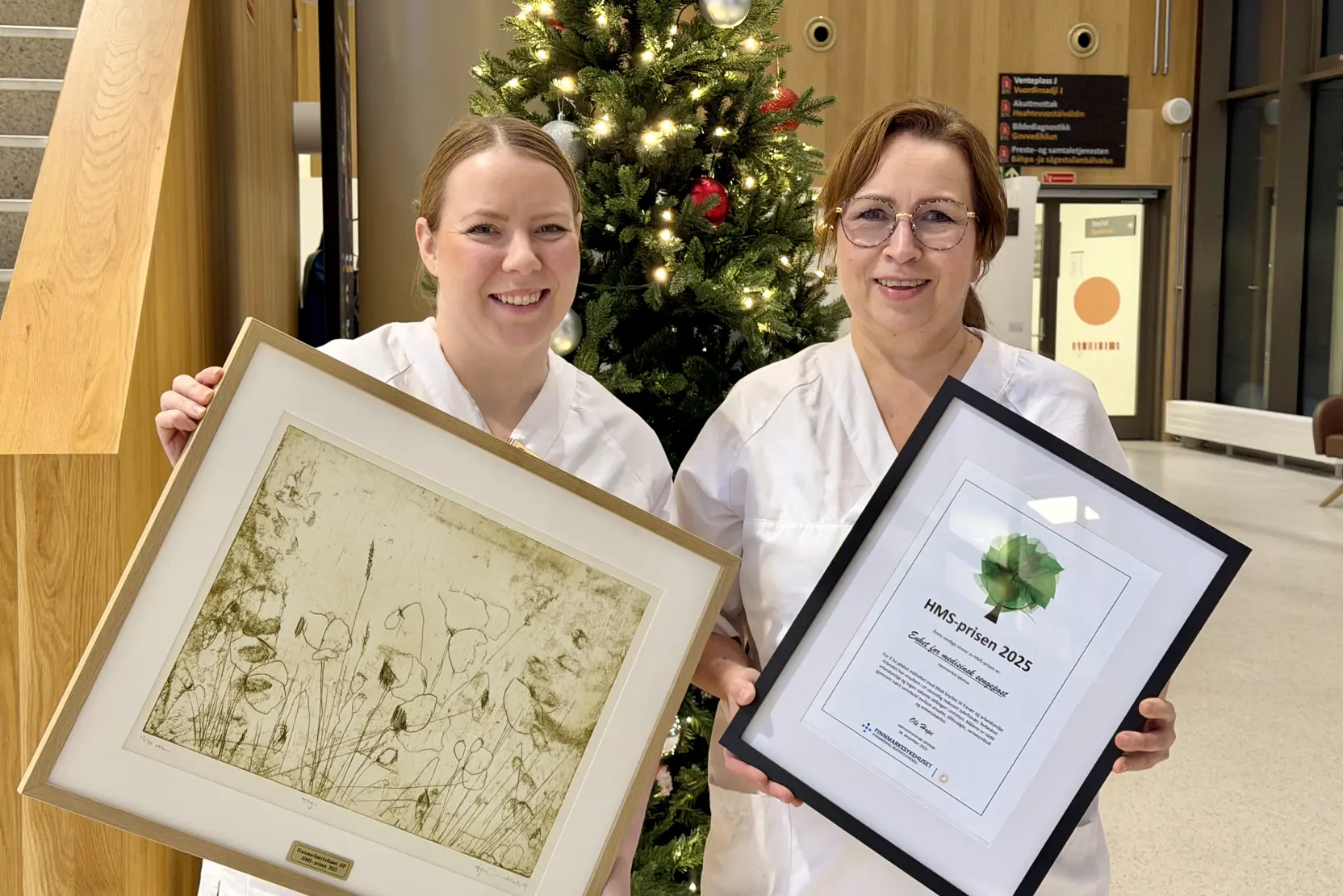 Bilde av Pia Brigitte og Johanna, som mottar prisen på vegne av enheten sin.