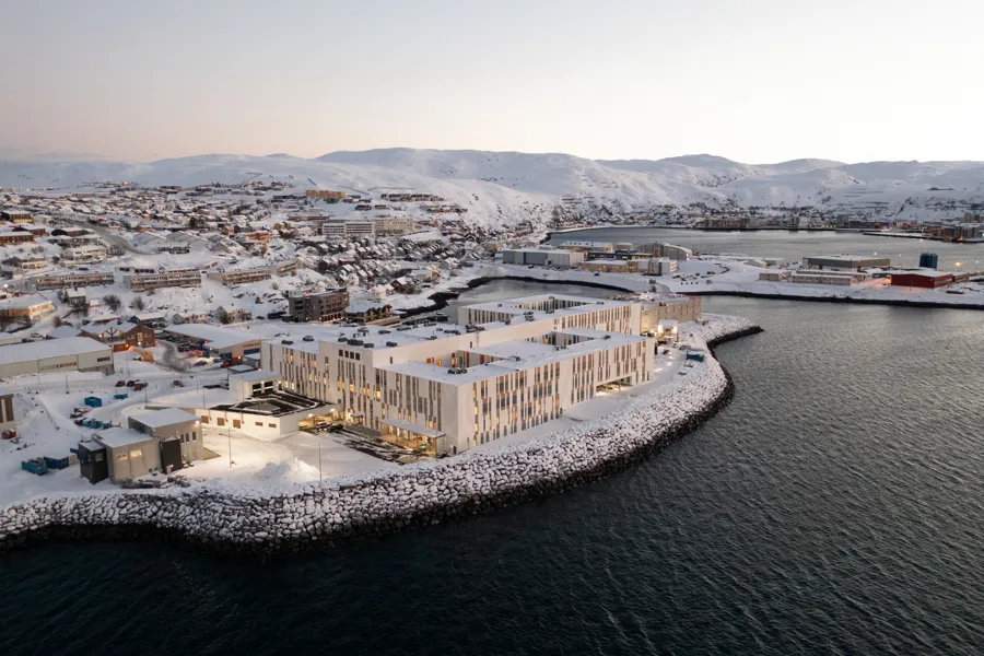 Dronefoto av nye Hammerfest sykehus.