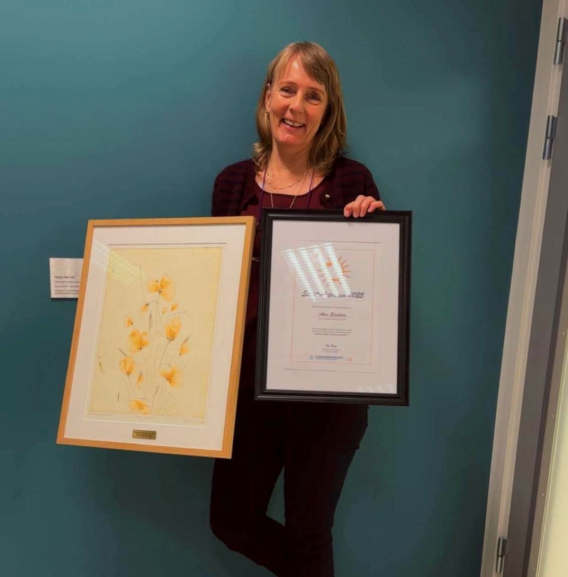 En person som holder et innrammet bilde