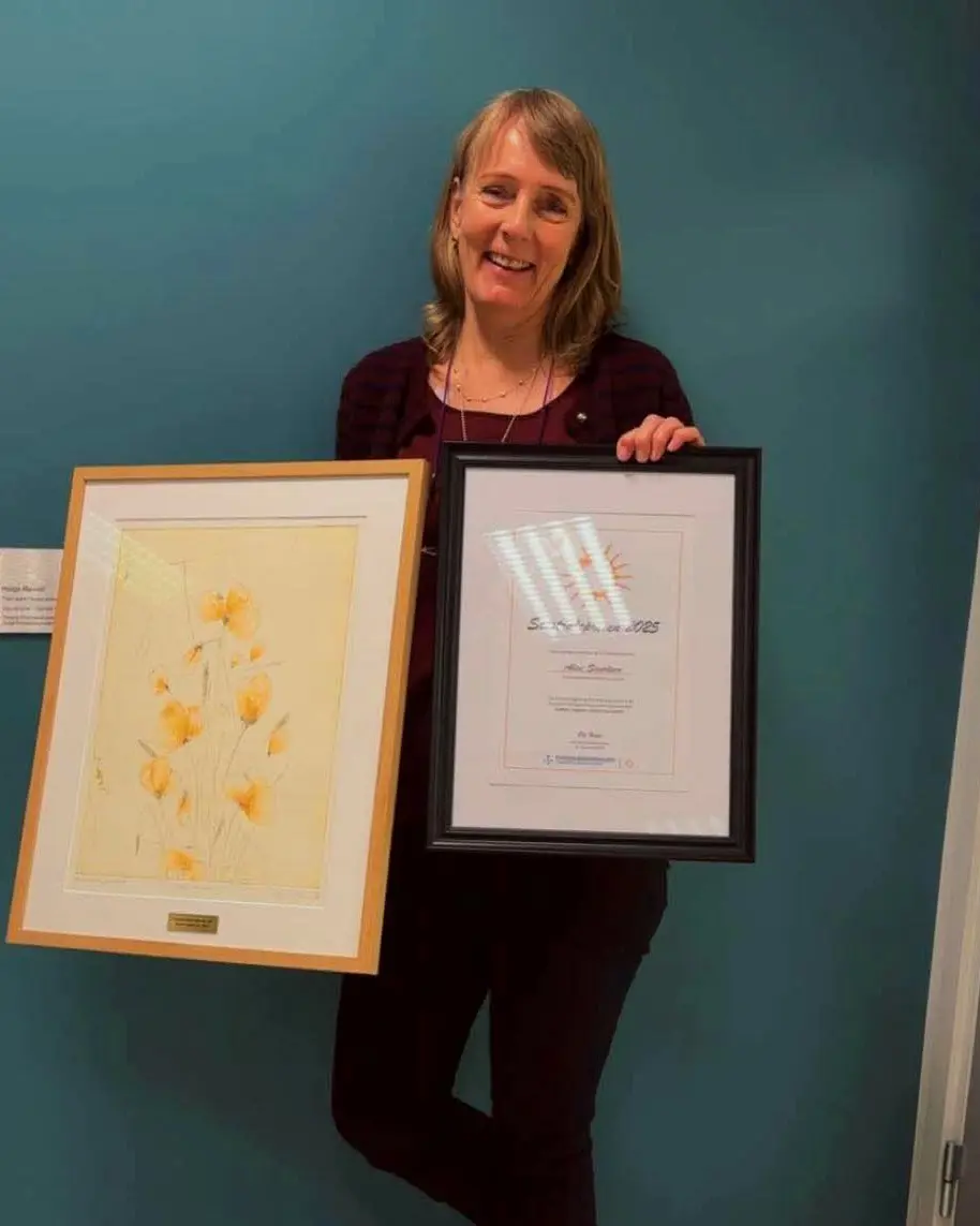 En person som holder et innrammet bilde