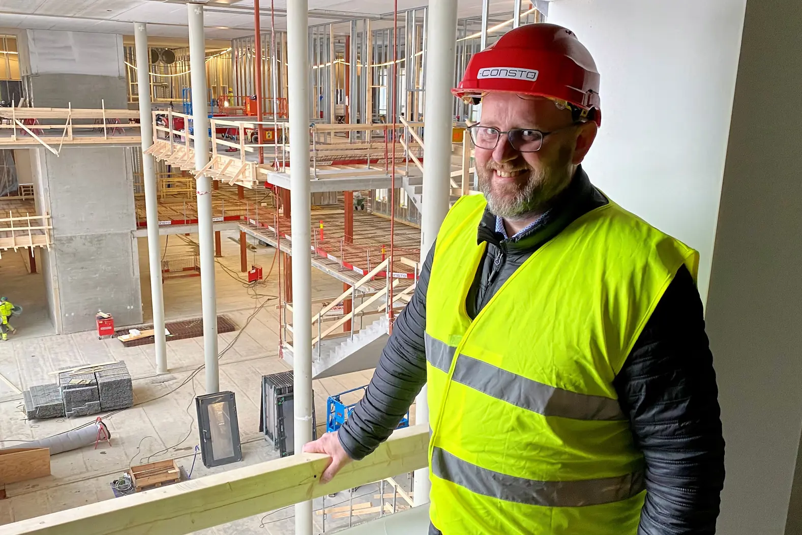 En mann iført sikkerhetsvest